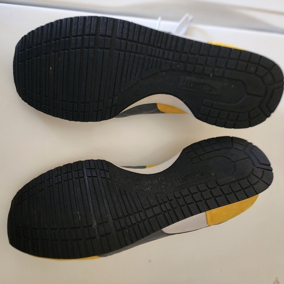 Men's Classic Puma Sneakers - Picture 5 of 8